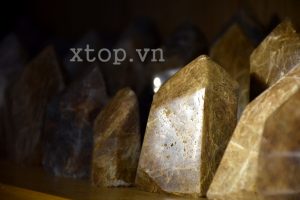 giá đá thạch anh tóc vàng