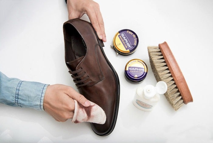 10 Cách làm mềm giày da nam mới mua cực hiệu quả